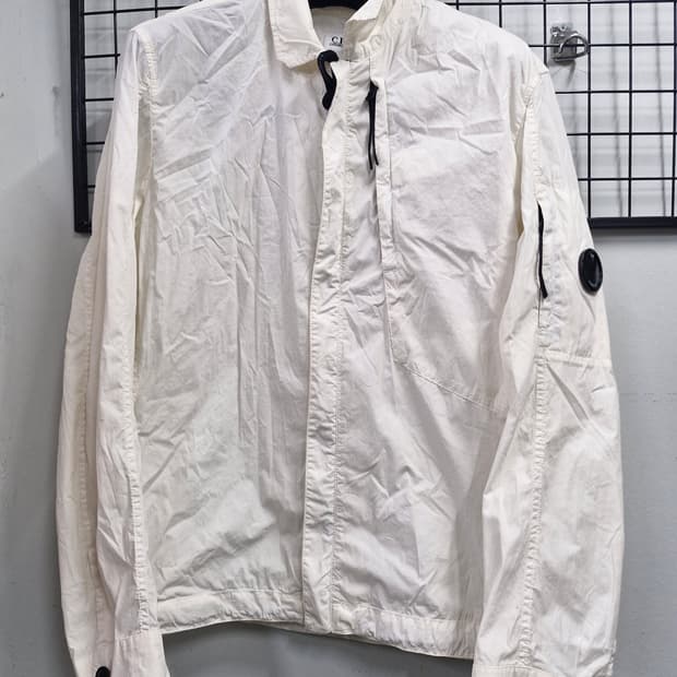 100L CP컴퍼니 화이트 셔츠 자켓.