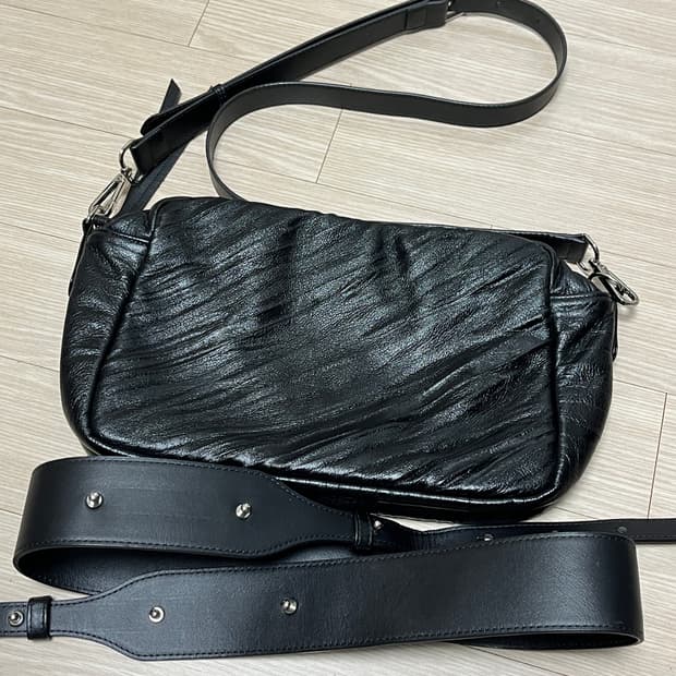 유스 크리즈 레더백