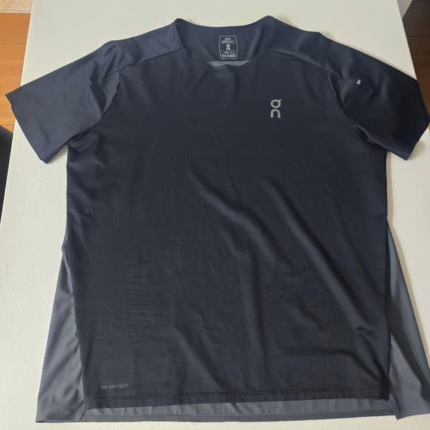 (L) 온 러닝 퍼포먼스 티셔츠 블랙 이클립스