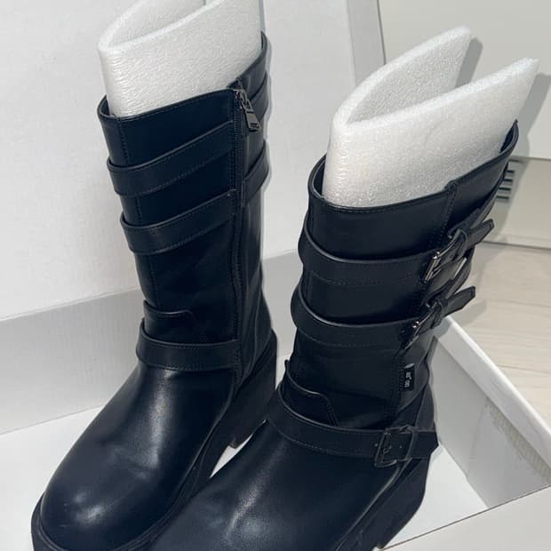 애즈온 MAYA MIDI BUCKLE BOOTS / BLACK 250
