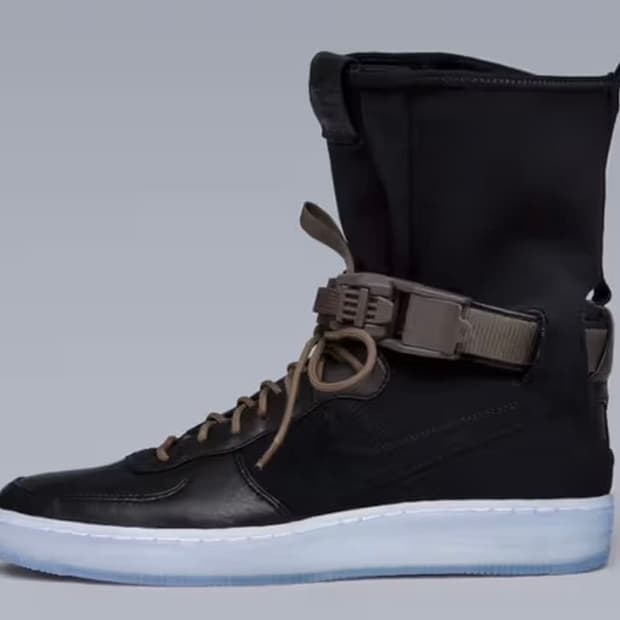 나이키 x 아크로님 다운타운 포스