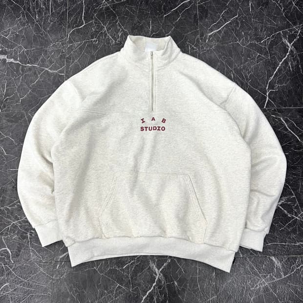 아이앱 스튜디오 하프 집업 오트밀 버건디