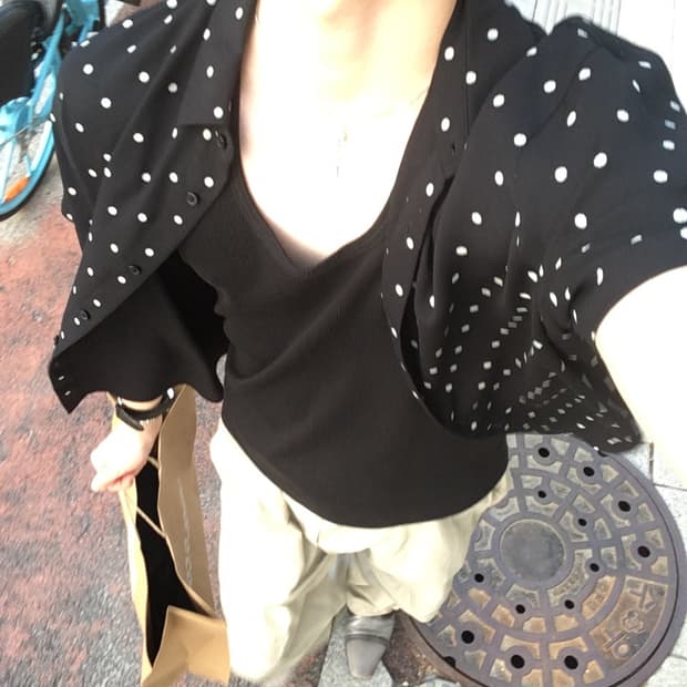 유니클로 도트 하프 셔츠