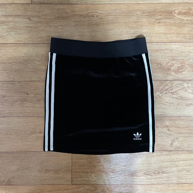 아디다스 블랙 벨벳 스커트 치마