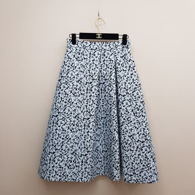 모조에스핀 2024 플라워 패턴 플레어 미디 스커트 S사이즈
