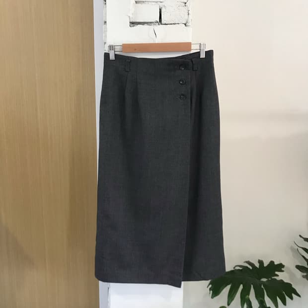 회색 밸트 랩스커트