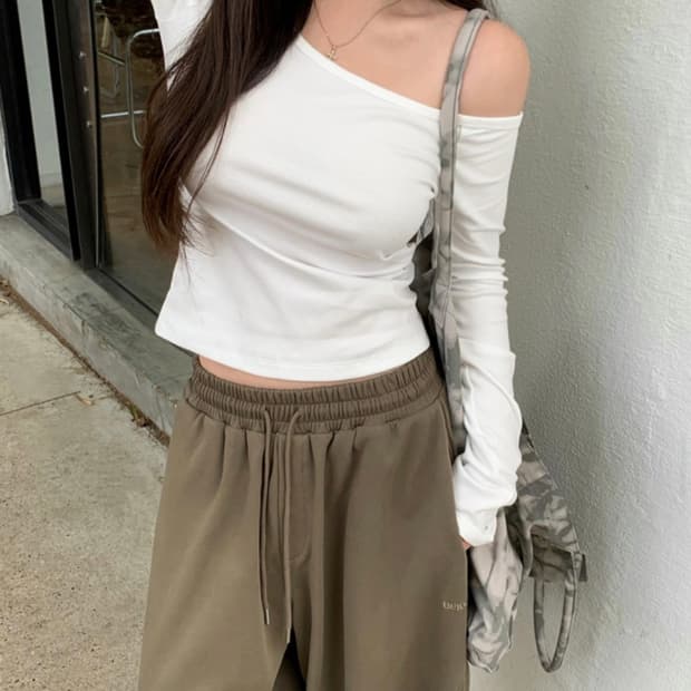 새상품) 베이델리 퍼브 오프숄더 긴팔 티셔츠 화이트