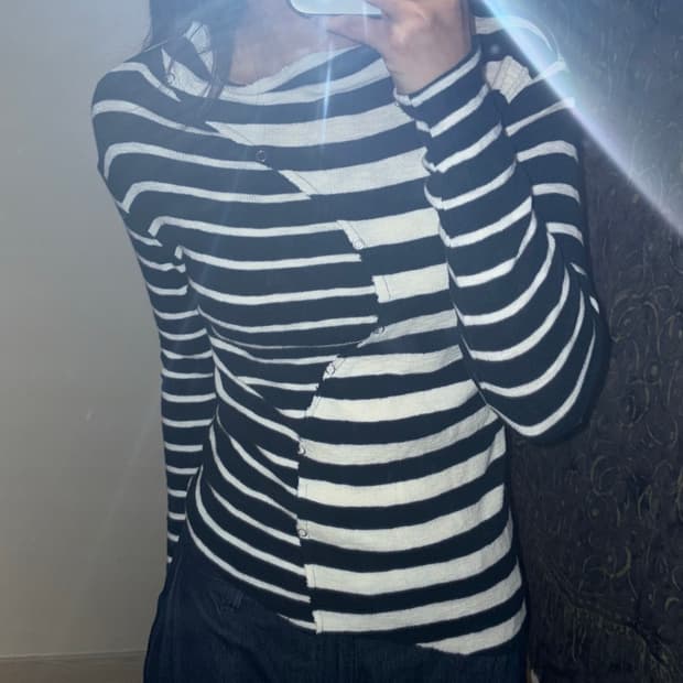 스트라이프 언발란스 드레이프넥 니트