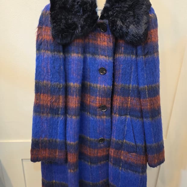 a.t. corner  모헤어 퍼 카라 체크 코트