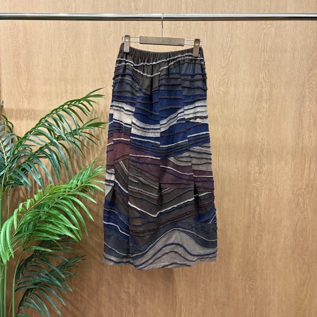 유르겐 렐 롱 스커트 에스닉 텍스처 입체 컬러 라인 패턴 디테일 브라운