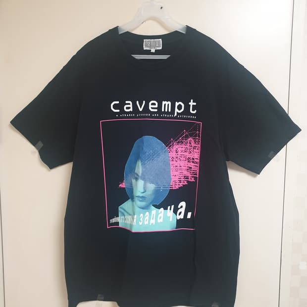 [남성] CAVEMPT 블랙 그래픽 반팔티 XL