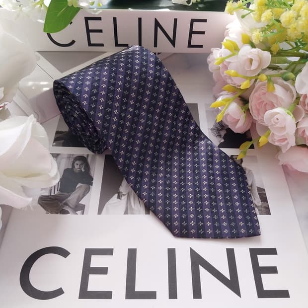 셀린느 실크 네이비 트리오페 패턴 넥타이 8.3cm A+등급 K2266
