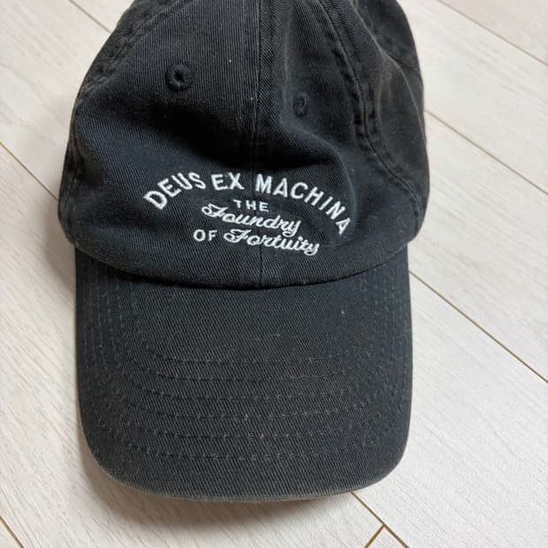 데우스 엑스 마키나 모자