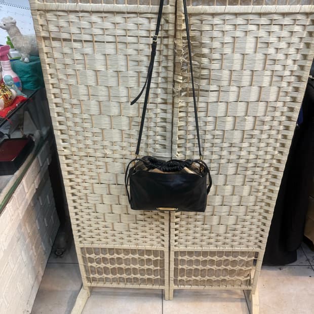 정품 버버리 리틀 크러쉬 버킷 크로스백 팝니다