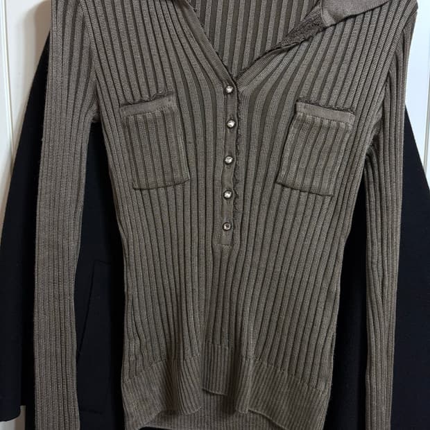 카키 브이넥 롱슬리브 