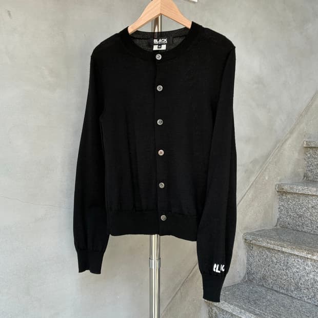 꼼데가르송 블랙 로고 가디건