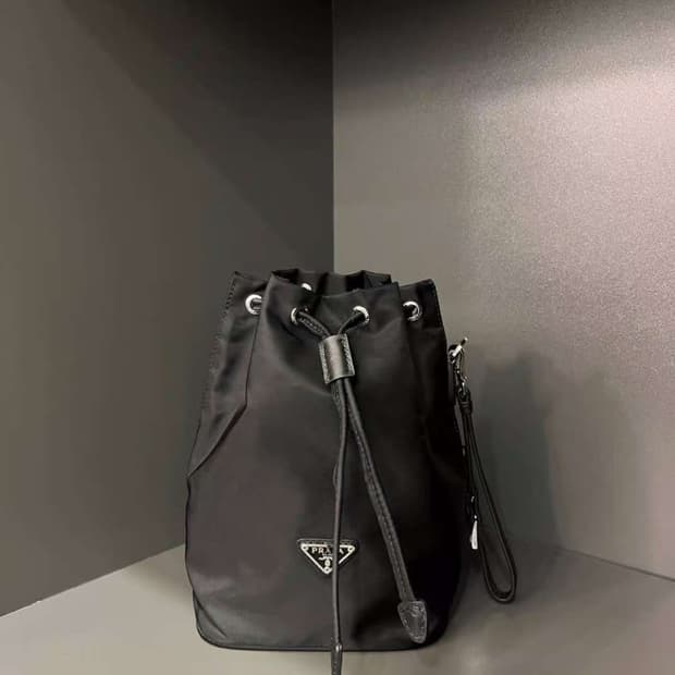 프라다 삼각로고 나일론 버킷 파우치 블랙 (1NA369)
