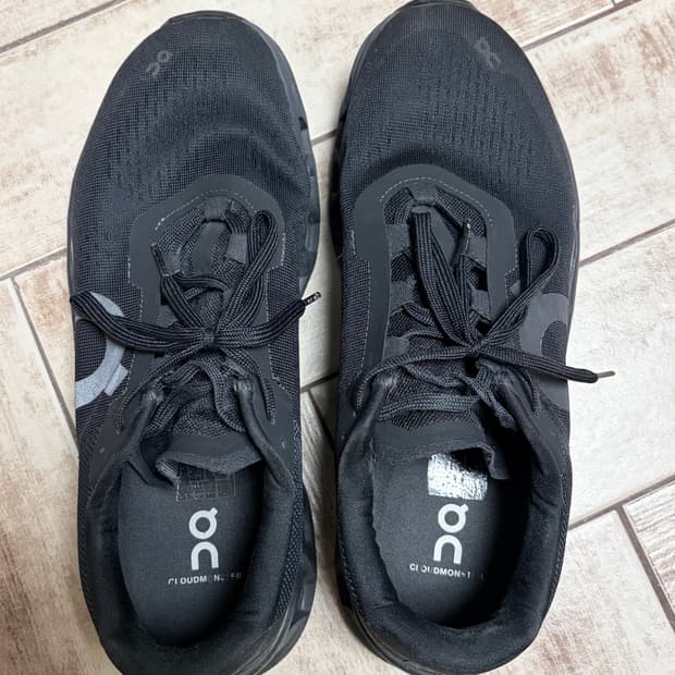 온러닝 클라우드 몬스터 1 올블랙 285사이즈 B급