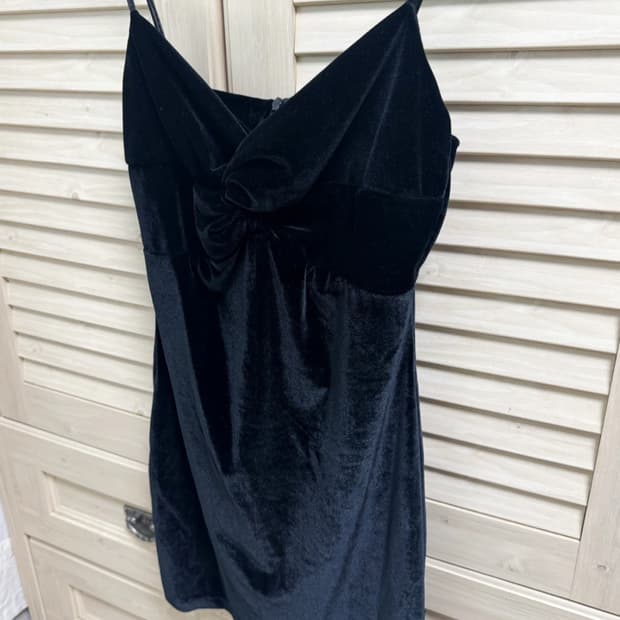 연말룩 검은색 벨벳 끈나시 원피스