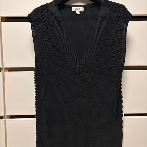 COS 블랙 브이넥 니트 베스트