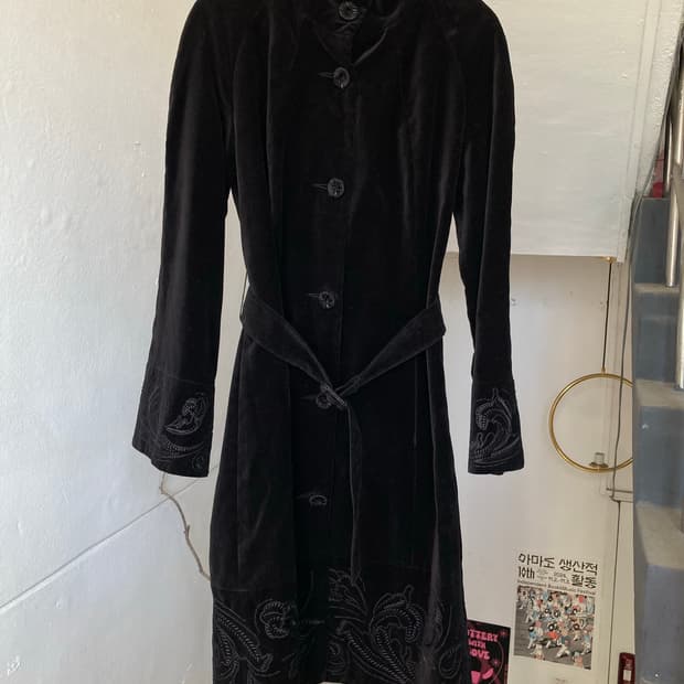 자수 디테일 블랙 벨벳 코트
