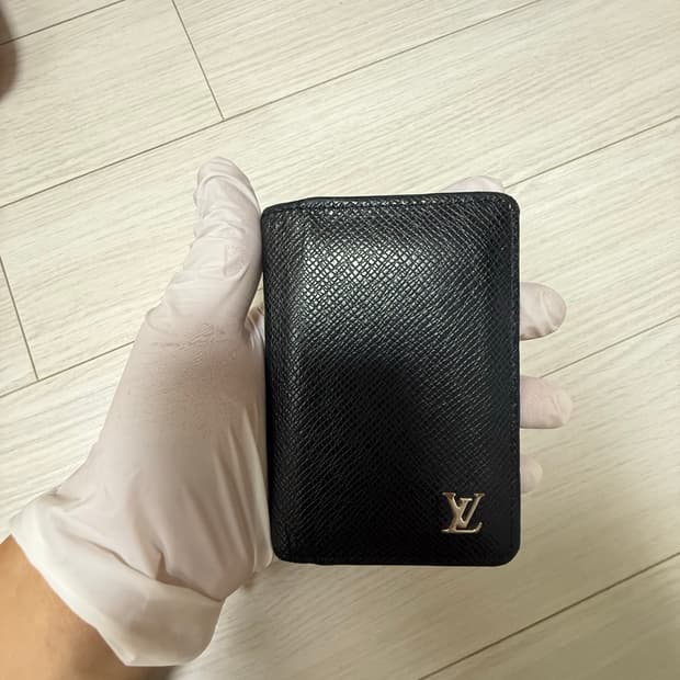 루이비통 타이가 오거나이저 블랙 색상