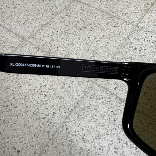 오클리 홀브룩