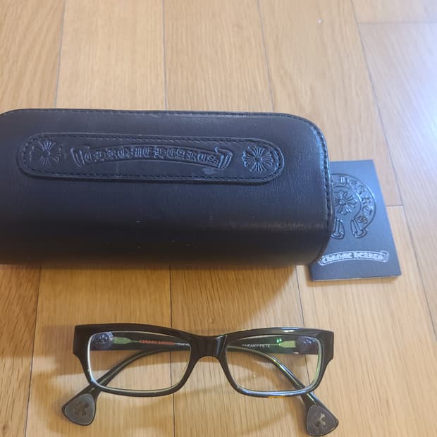 크롬하츠 SNEAKY PETE 모델 안경입니다