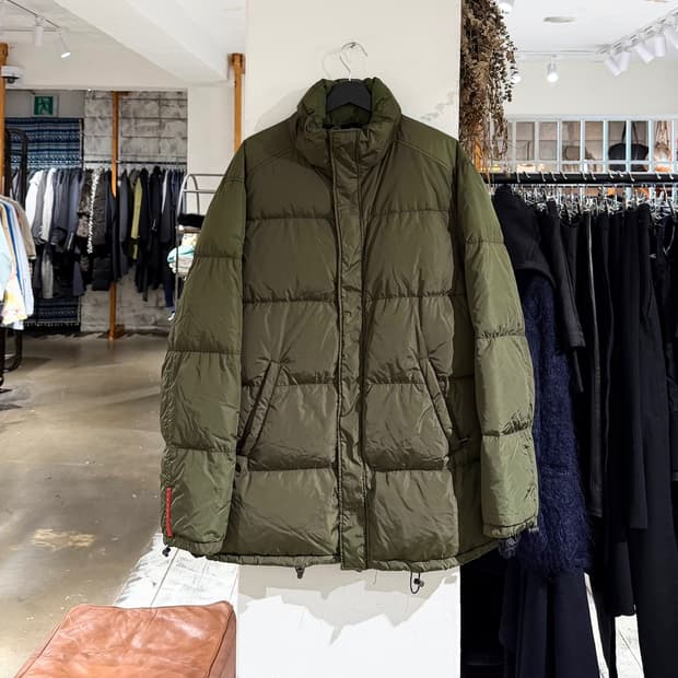 프라다 스포츠 카키 다운 패딩