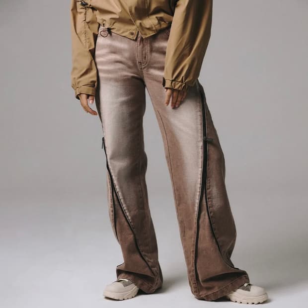 프렌다 CURVED ZIP FLARE PANTS DARK BROWN