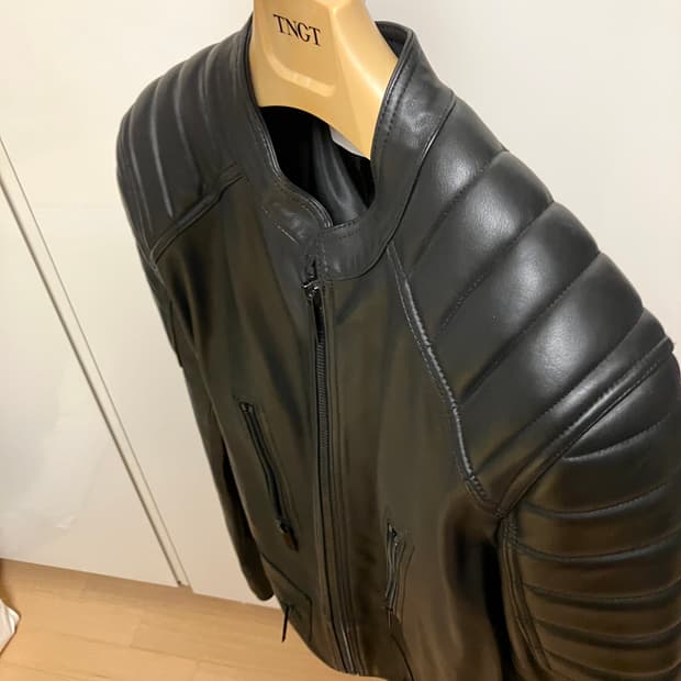 (새제품) 산드로옴므 램스킨 바이커 자켓 L