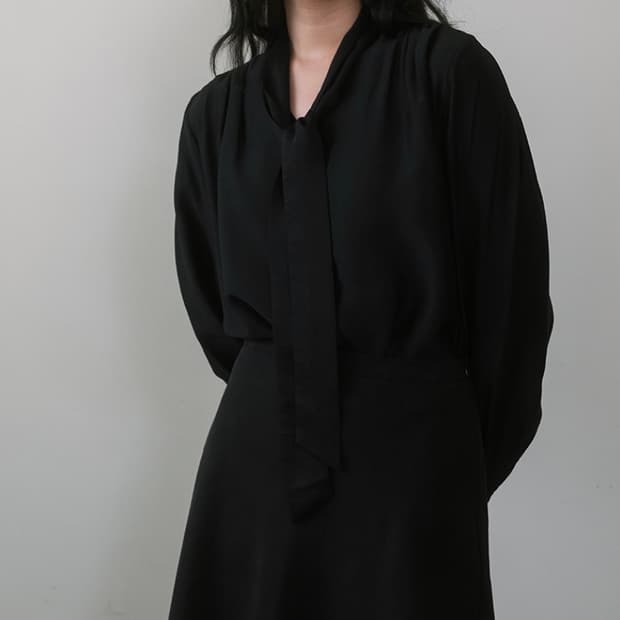 라미네즈 실키 스트랩 블라우스