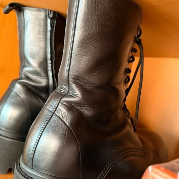 [41] 발렌시아가 스톰퍼 부티 블랙