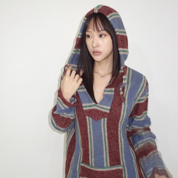 배색 후드 니트