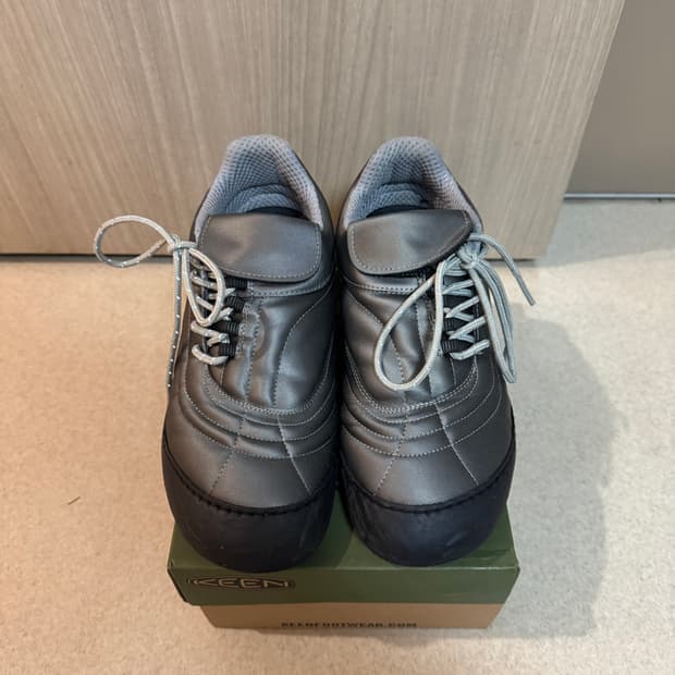 씬 X 노츠 풋살 스니커즈 메탈 실버 240