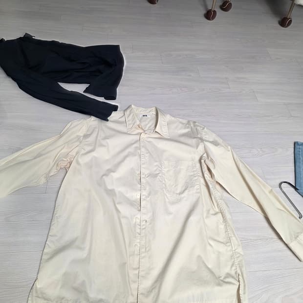 유니클로 U 셔츠 아이보리 색상 L