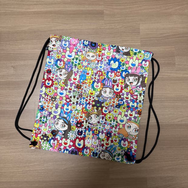 뉴진스 슈퍼내츄럴 NJ x 무라카미 드로우스트링 백 