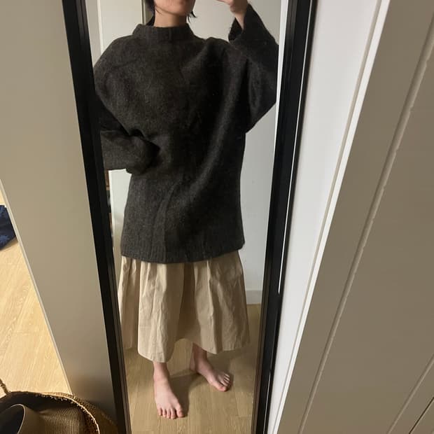 브라운 니트, 베이지 스커트