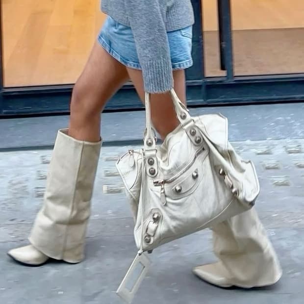 발렌시아가 자이언트 시티백 모터백 미디엄 화이트