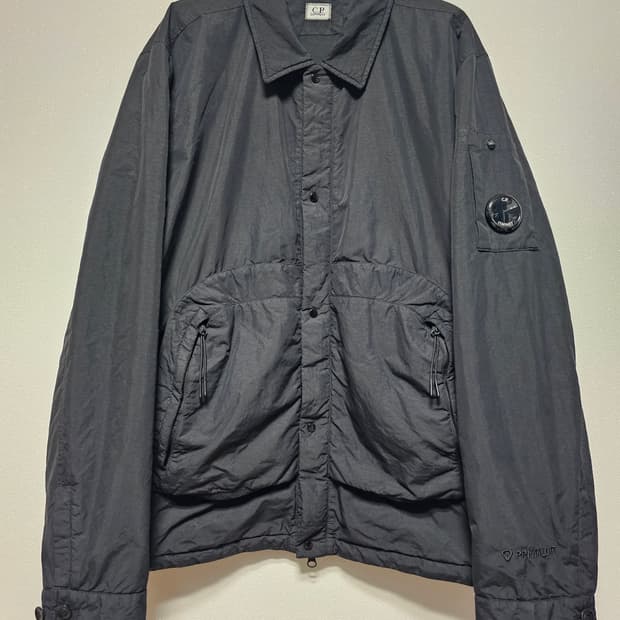 cp컴퍼니 FLATT NYLON 프리마로프트 자켓 24SS