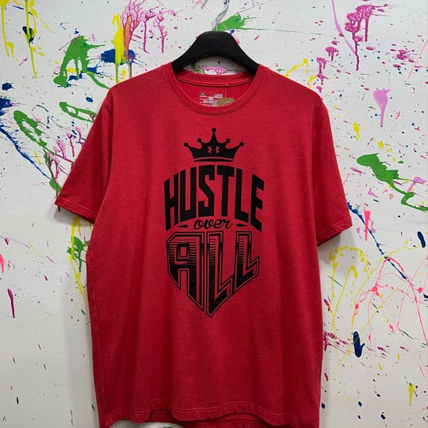 언더아머 Hustle Over All 프린팅 반팔셔츠 레드 L