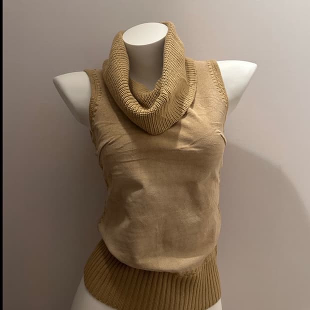 니트 터틀넥 슬리브리스