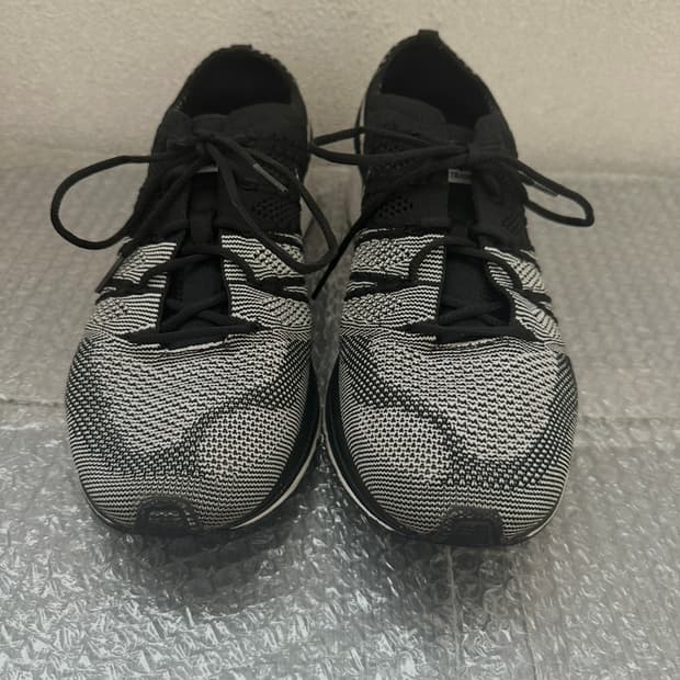 나이키 플라이니트 트레이너 275 검/흰