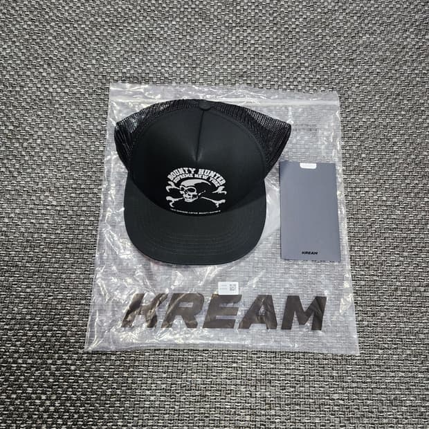 슈프림 X 바운티 헌터 콜라보 블랙 스냅백 모자