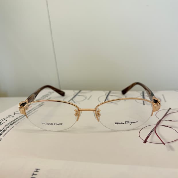 페레가모 골드 오벌형 반무테