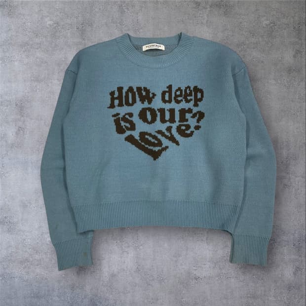 러브이즈트루 스카이 컬러 빅로고 니트