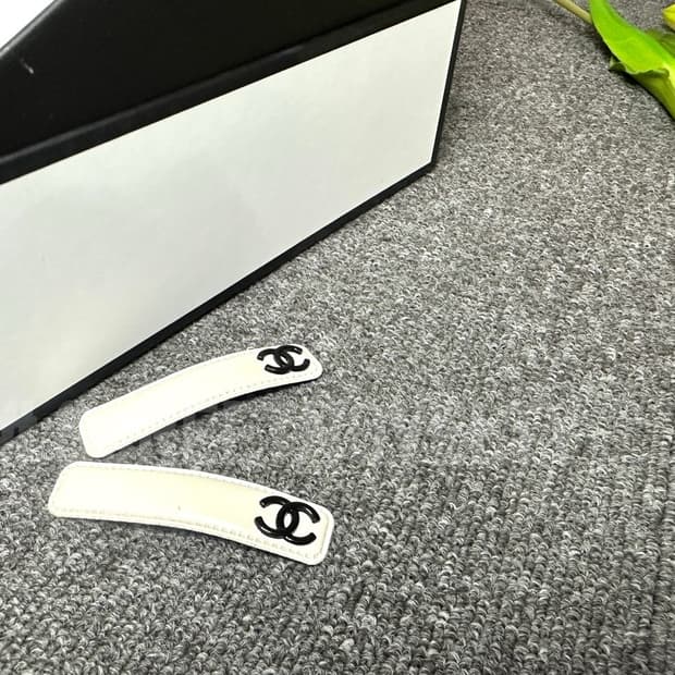 샤넬 블랙 로고 헤어핀 (1피스)