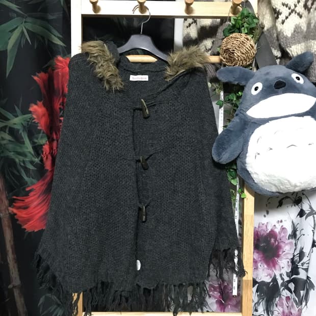 Jp 차콜그레이 테슬 퍼 니트 케이프