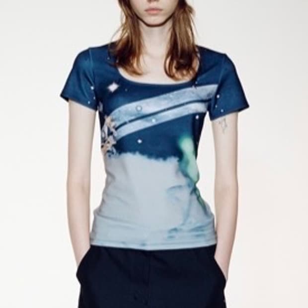 Openyy  DAWN GRAPHIC U-NECK 유넥 탑 반팔