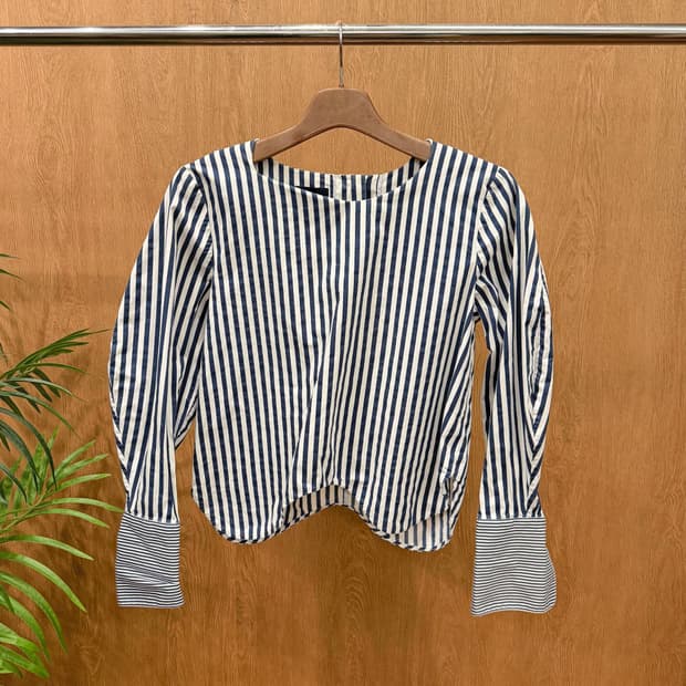 렉토 보트넥 스트라이프 블라우스 웨이브 밑단 디테일 레귤러핏 아이보리